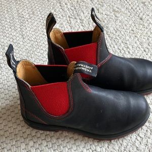 Blundstones red